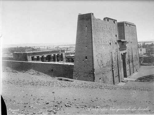 Der Tempel von Edfu um 1865 -- Photographer: Zangaki (Universitat Hamburg)