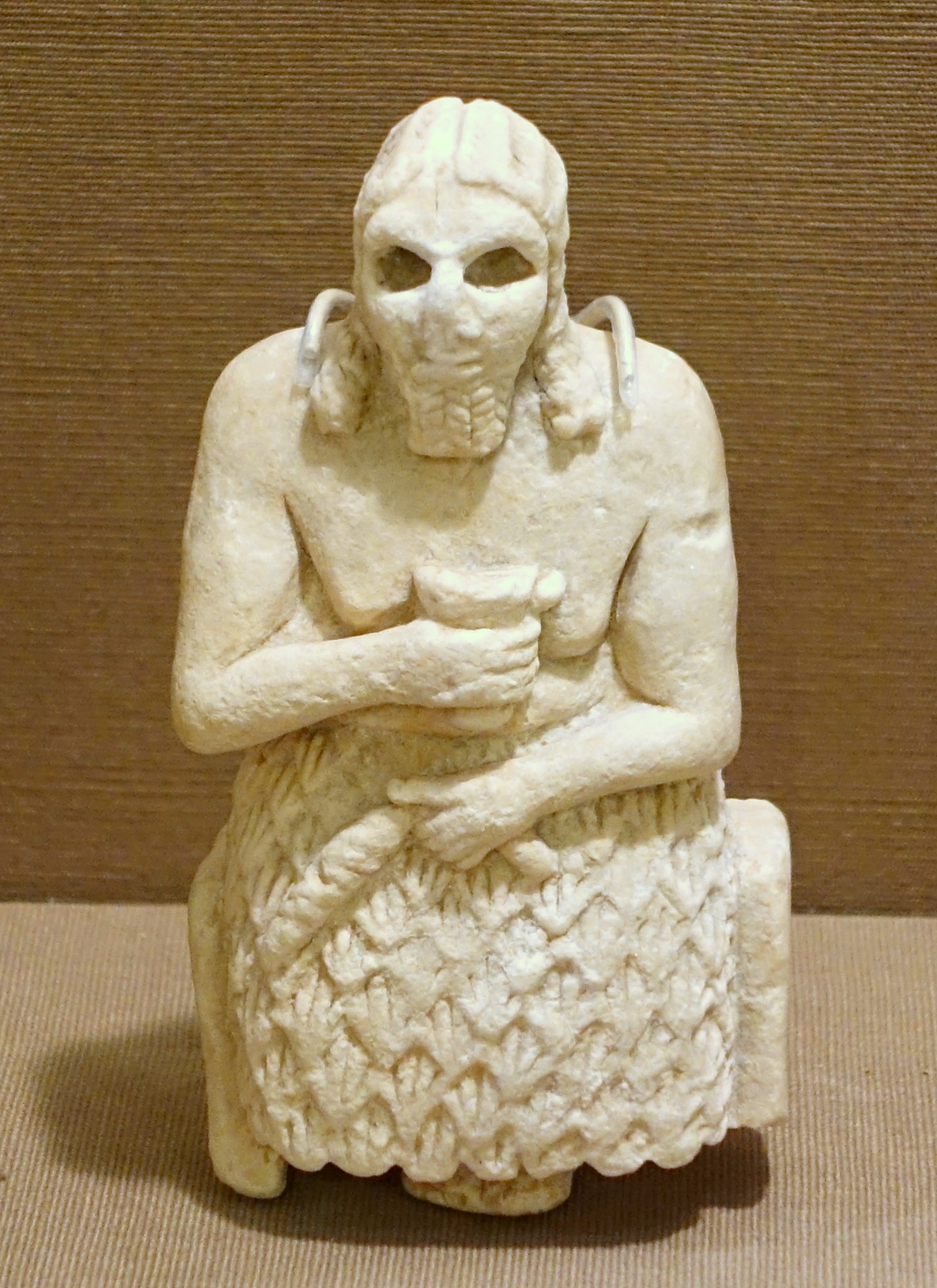 Seated male figure holding cup (Oriental Institute Museum)